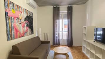 Appartement Deluxe | Coin séjour | Télévision à écran plat de 43 pouces avec chaßnes par satellite