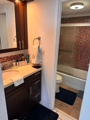 Hair dryer, towels, soap, toilet paper - Cozy 1-bedroom beachfront apartment with ocean views in peak Miami Beach (Miami Beach)