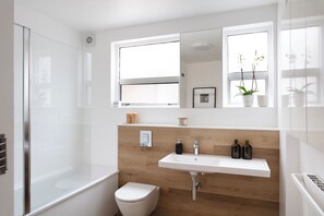 Hair dryer, towels, soap, shampoo - Spacious Modern Family-sized Apartment with Terrace - New Listing
 (London)