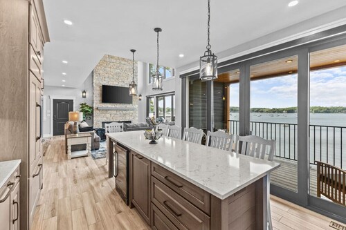 Luxury Lakefront 4BR w/ Beach