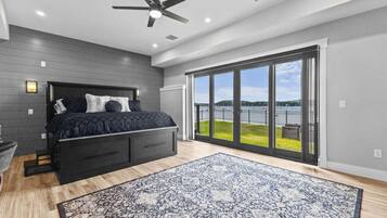 4 間睡房、書桌、熨斗/熨衫板、可攜式嬰兒床