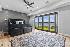 4 soverom, skrivebord, strykejern/-brett og reiseseng for barn