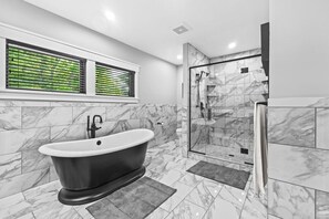 Hair dryer, towels - Luxury Lakefront 4BR w/ Beach (Colchester)