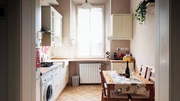 Microwave, oven, stovetop, cookware/dishes/utensils