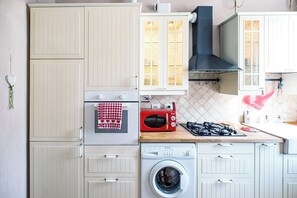 Four à micro-ondes, un four, surface de cuisson, vaisselle et ustensiles
