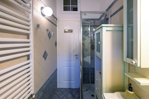 Dusche, Haartrockner, Bidet, Handtücher