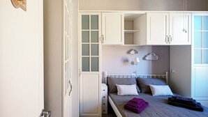 A bedroom with a bed, a nightstand, a dresser, and a window. - Elle Home: comfort in Bologna (Bologna)