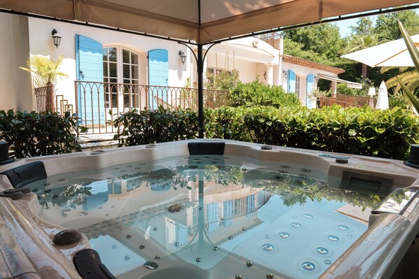 مغطس سبا خارجي