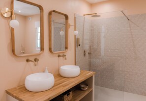 Een haardroger, handdoeken, zeep, shampoo