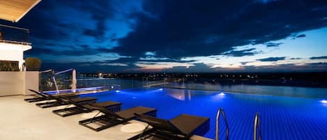 Una piscina al aire libre (de 07:00 a 21:00), sombrillas, tumbonas