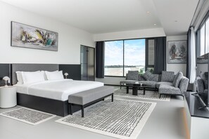 Minibar, caja fuerte, escritorio y cortinas opacas