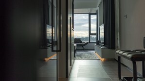 Un intérieur moderne offrant une vue sur le paysage urbain grâce à de grandes fenêtres.