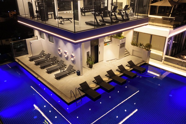 Piscine extérieure, accès possible de 7 h à 21 h, parasols
