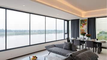 Executive Suite Room | Minibar, in-room safe, desk, blackout curtains