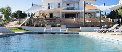 Een binnenzwembad, een buitenzwembad