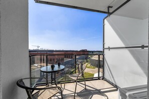 Outdoor dining - 7th Floor Warsaw Włochy Apt - Balcony, Workspace - by Rentujemy (Warszawa)