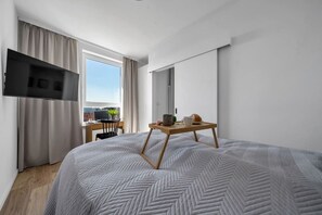 1 bedroom, desk, iron/ironing board, free WiFi - 7th Floor Warsaw Włochy Apt - Balcony, Workspace - by Rentujemy (Warszawa)