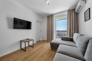 Smart TV - 7th Floor Warsaw Włochy Apt - Balcony, Workspace - by Rentujemy (Warszawa)