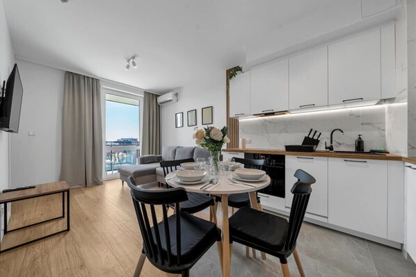 Dining - 7th Floor Warsaw Włochy Apt - Balcony, Workspace - by Rentujemy (Warszawa)