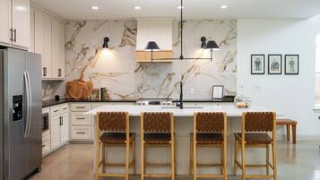 Een koelkast, een magnetron, een oven, een kookplaat