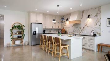 Kaffetrakter/tekoker, kjøleskap, mikrobølgeovn og ovn