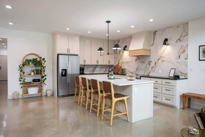 Fridge, microwave, oven, stovetop - The Fitzgerald-Closest To Silos & Near Baylor (Waco)