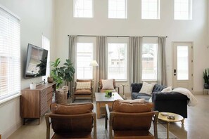 Smart TV - The Fitzgerald-Closest To Silos & Near Baylor (Waco)