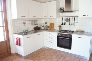 Kjøleskap, ovn, kokeplater og kaffetrakter/tekoker