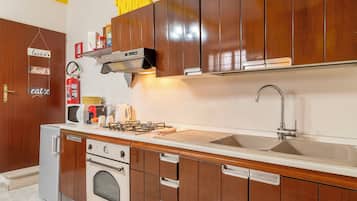 Frigorifero, microonde, forno, piano cottura