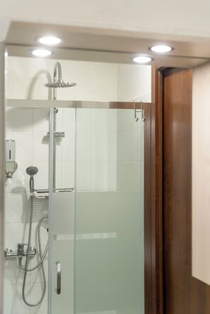 Douche, articles de toilette écologiques, sèche-cheveux, bidet