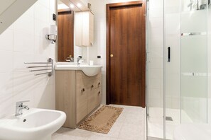 Dusche, umweltfreundliche Kosmetikartikel, Haartrockner, Bidet
