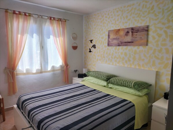 4 bedrooms, iron/ironing board, WiFi, bed sheets