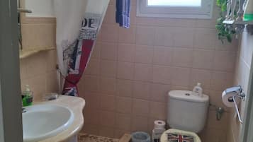 Een douche, een haardroger, handdoeken, zeep