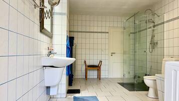 Haartrockner, Handtücher, Seife, Shampoo