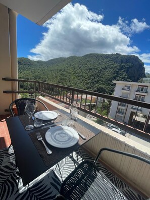 Outdoor dining - Mise au Vert F2 à 5 mns des Commerces et 2 mns des Thermes Mer et la Montage (Amélie-les-Bains-Palalda)
