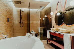 Secador de cabelo, bidê, toalhas de banho, sabonete