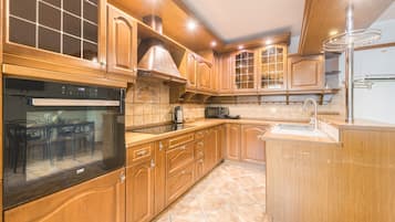 Economy Villa | 6 bedrooms, desk, iron/ironing board, free WiFi