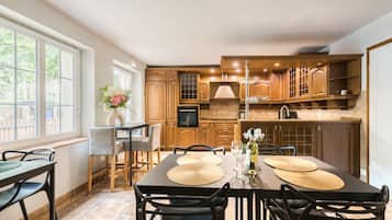 Economy Villa | 6 bedrooms, desk, iron/ironing board, free WiFi