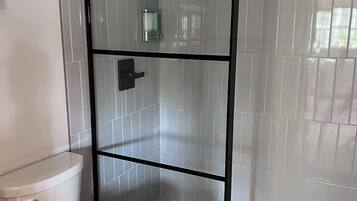 Chuveiro, toalhas de banho, sabonete, shampoo