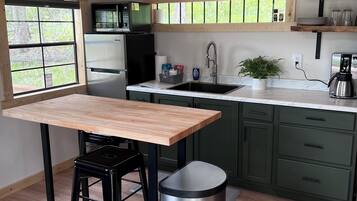 Kjøleskap, mikrobølgeovn, kaffetrakter/tekoker og brødrister