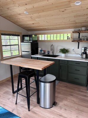 Réfrigérateur, micro-ondes, cafetière/bouilloire, grille-pain