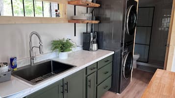 Frigorífico, microondas, cafetera o tetera y tostadora