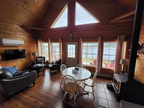 Cozy Waterfront Cottage on the Kennebecasis River. Pet Friendly!
