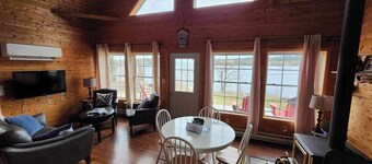Cozy Waterfront Cottage on the Kennebecasis River. Pet Friendly!