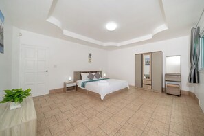 4 bedrooms, iron/ironing board, travel cot, free WiFi - Villa Olympus 4 bedrooms Sea view Kata beach with pool and tropical garden (Tambon Karon)