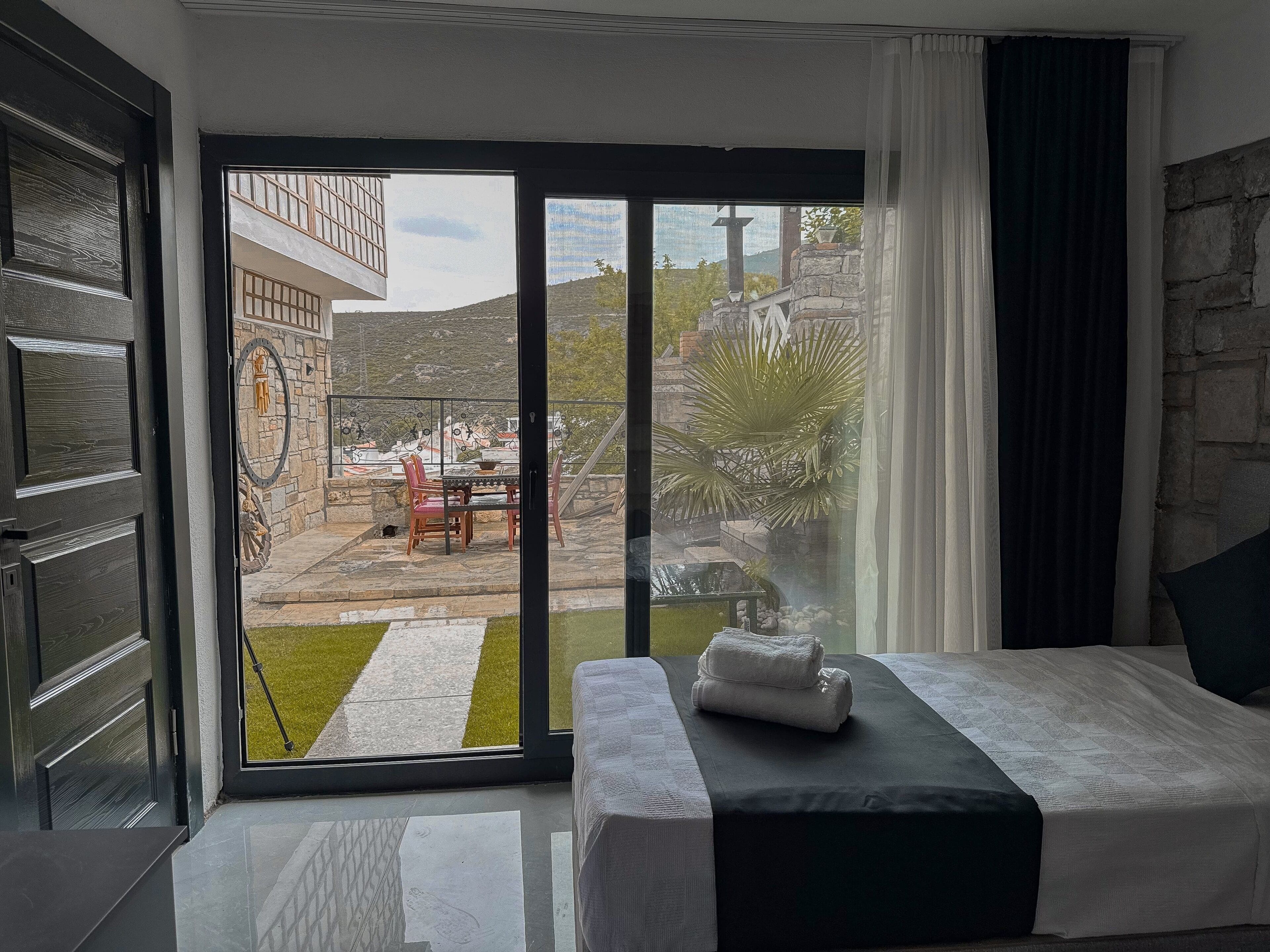 Dobbeltrom – classic | Skrivebord for bærbar PC, strykejern/-brett og senget øy