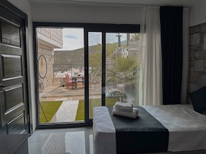 Espacio para trabajar con laptop y tabla de planchar con plancha