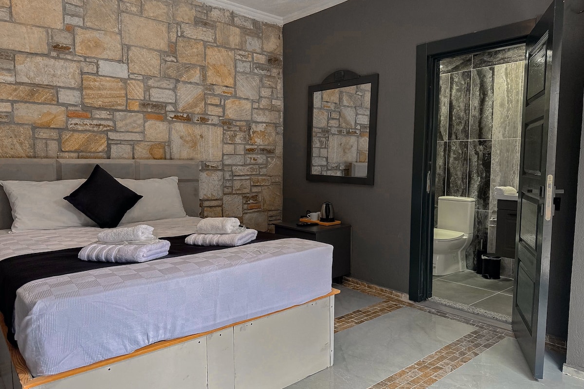 Classic Room | Laptop workspace, iron/ironing board (on request), bed sheets
