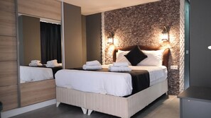 Laptop workspace, iron/ironing board, bed sheets - Paska otel (Foça)