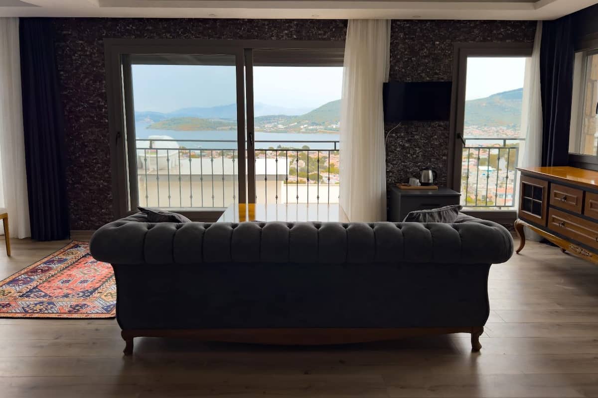 Deluxe Suite, Smoking, Sea View | Living area